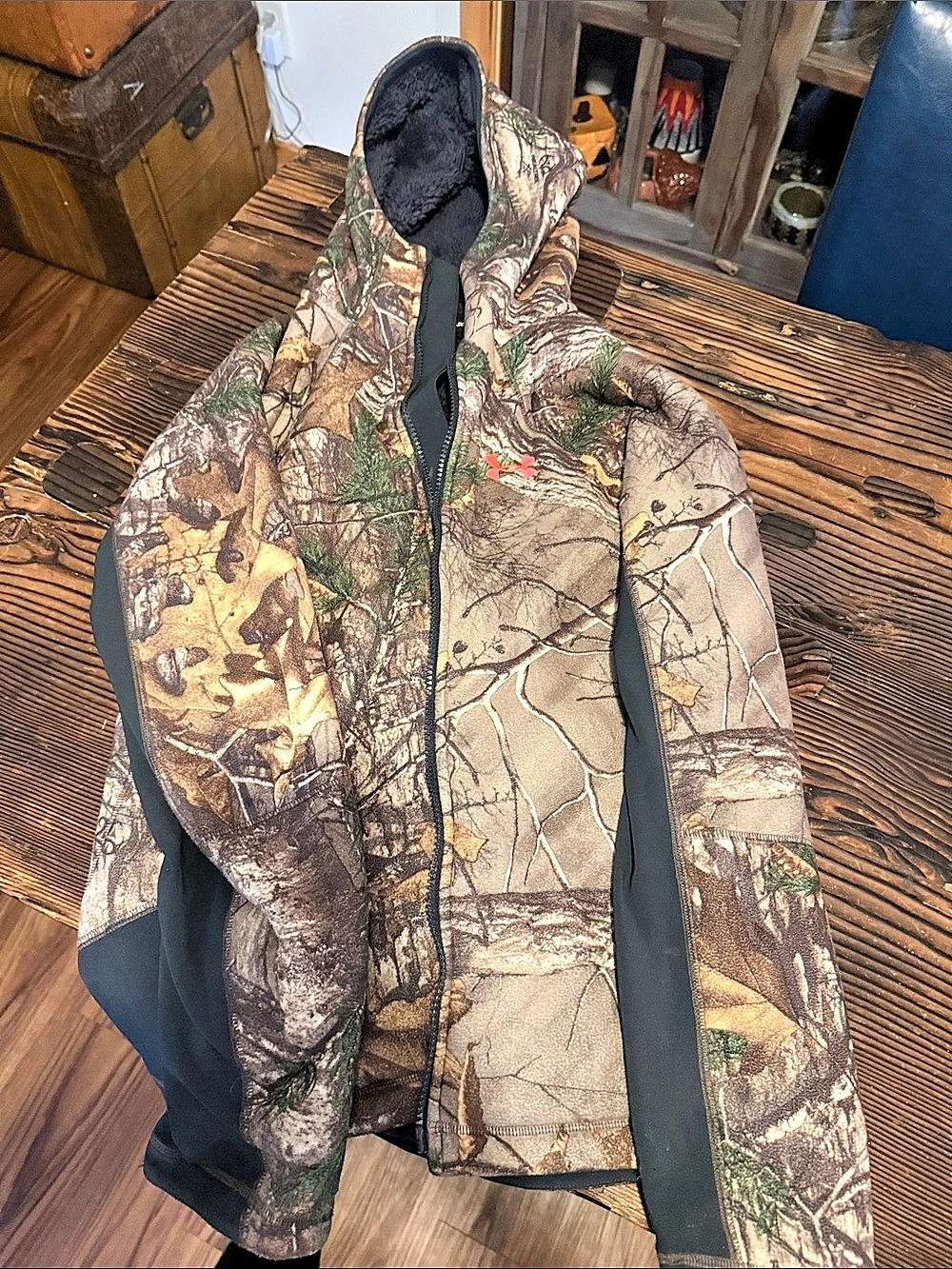 Under Armour women's Camo Hooded Jacket Size Small Like New